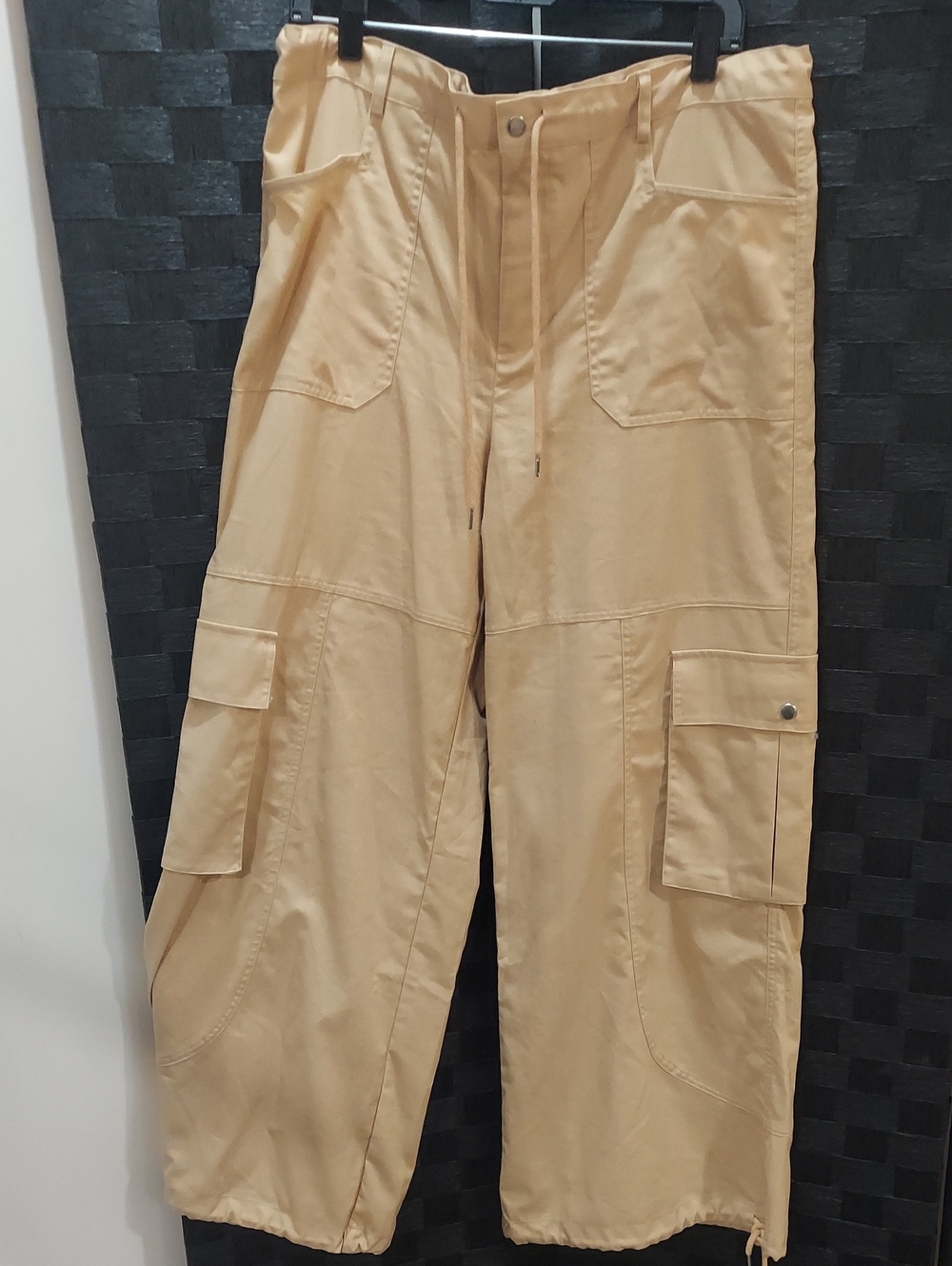 Fashion Nova Cargo Pants in Tan Size Medium Like New